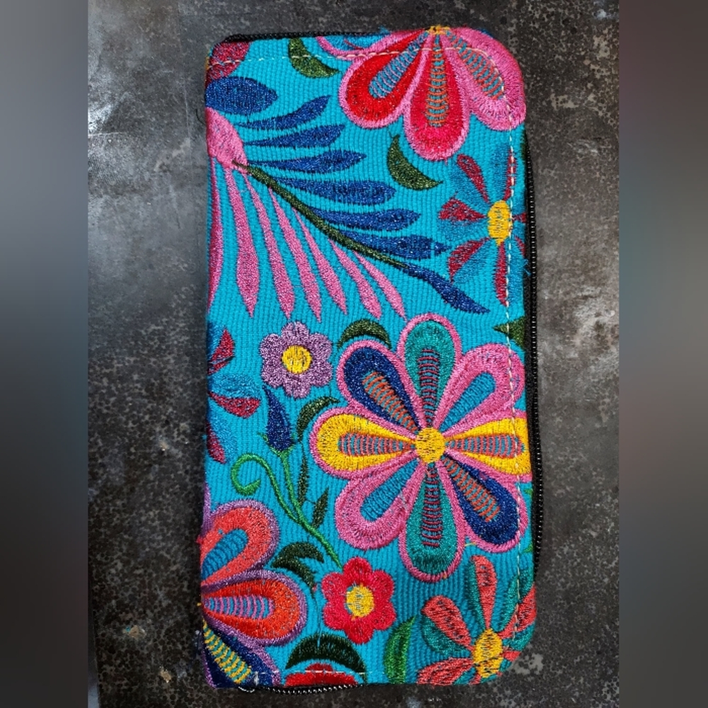 NWOT Ditex Multi-colored Flower Embridered Wallet